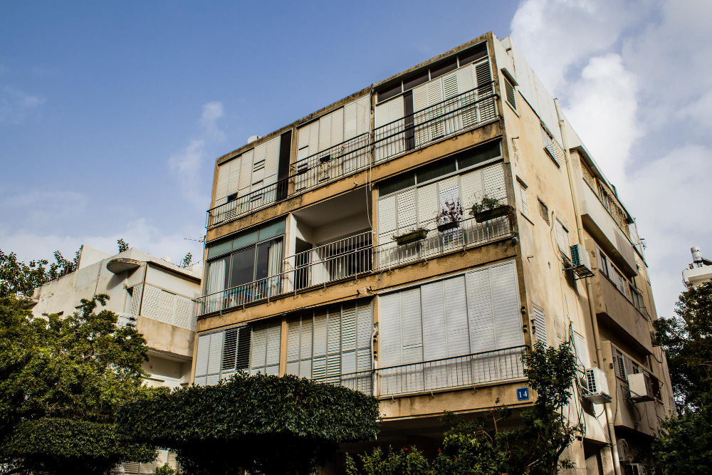 בניין מגורים מיושן בישראל